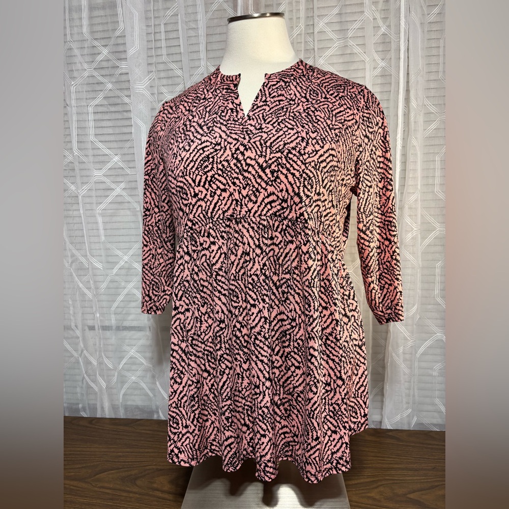 R2 ladies 2XL Pink/Black Pattern Women's Top
Elastic waist 3/4sleeve 25P2P 31”L
